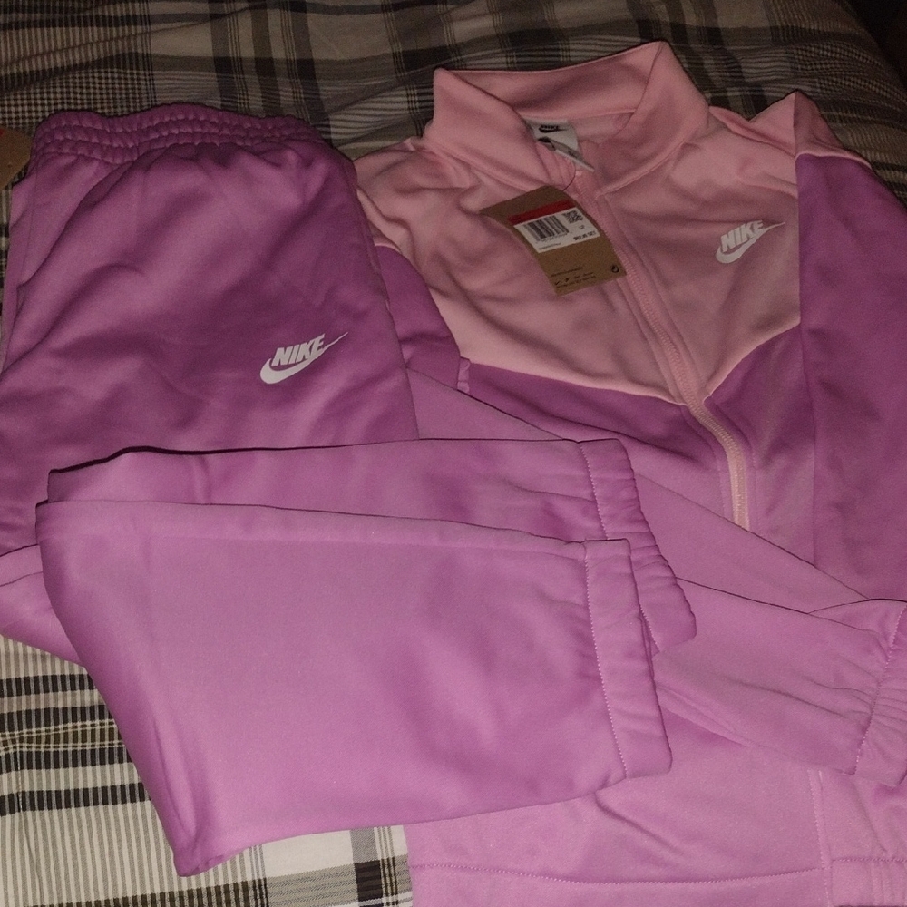 SALE!! NEW🩷Girls Nike Light Pink Activewear Set